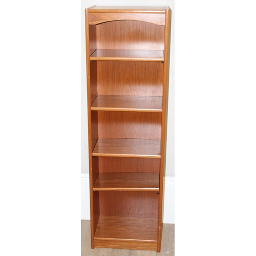 90 - Retro slim bookcase in the manner of G-Plan, with adjustable shelves, approx 44cm wide x 28cm deep x... 