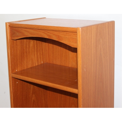 90 - Retro slim bookcase in the manner of G-Plan, with adjustable shelves, approx 44cm wide x 28cm deep x... 