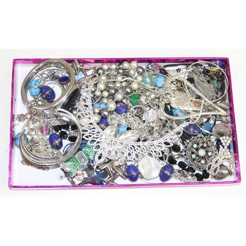 1112 - Qty of assorted costume jewellery to inc some boxed silver mounted items etc