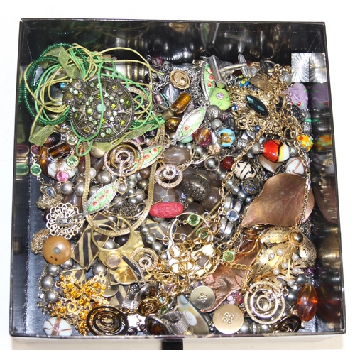 1112 - Qty of assorted costume jewellery to inc some boxed silver mounted items etc