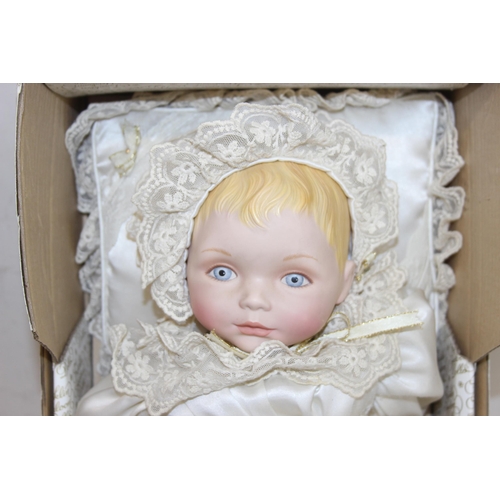 614 - 2 collectable dolls to incl The Fabergé Christening Doll by Franklin Heirloom Dolls in original box,... 