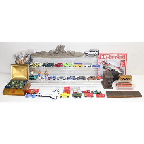 615 - Qty of vintage toys to incl die cast vehicles, sealed metal construction kit, marbles, chess pieces ... 