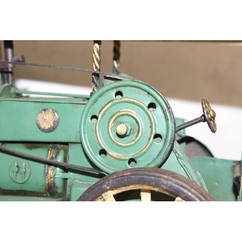 607 - Vintage tin-plate Showman's steam engine in green, approx 32cm