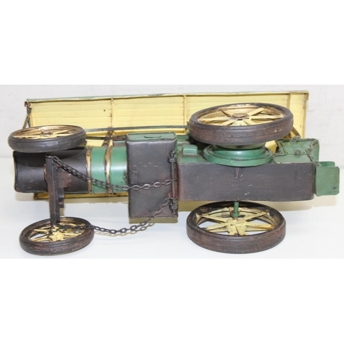 607 - Vintage tin-plate Showman's steam engine in green, approx 32cm