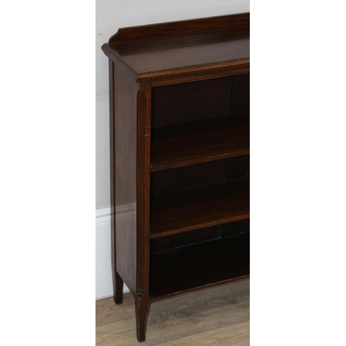 46 - A vintage mahogany bookcase with 3 shelves, approx 90cm wide x 28cm deep x 95cm tall