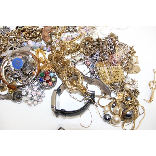 1115 - A large qty of assorted mixed costume jewellery to inc many gold plated pieces, brooches etc