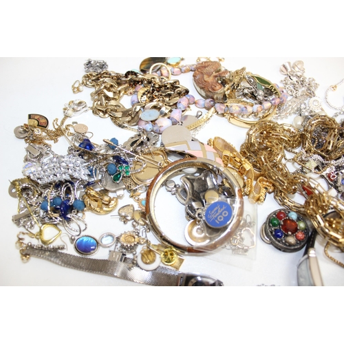 1115 - A large qty of assorted mixed costume jewellery to inc many gold plated pieces, brooches etc