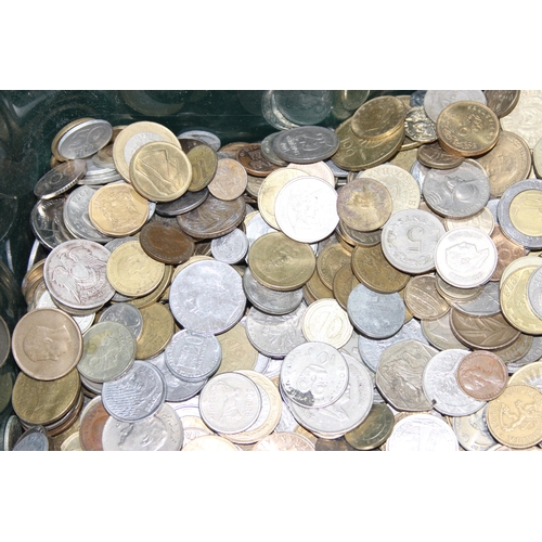 1208 - A very large qty of assorted mixed world and British coins, approx 30kg (30,000g) gross