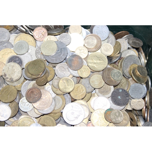 1208 - A very large qty of assorted mixed world and British coins, approx 30kg (30,000g) gross