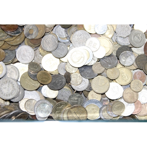 1208 - A very large qty of assorted mixed world and British coins, approx 30kg (30,000g) gross