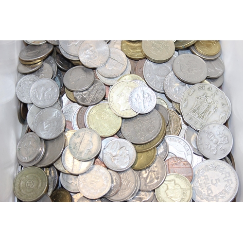 1210 - A large qty of assorted mixed world and British coins, approx 9kg (9,000g) gross