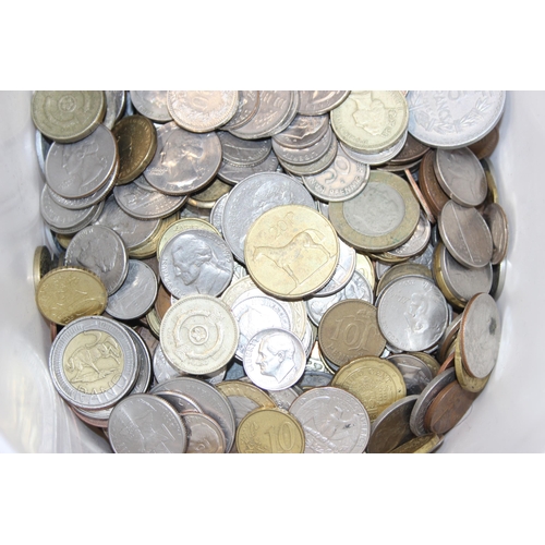 1210 - A large qty of assorted mixed world and British coins, approx 9kg (9,000g) gross