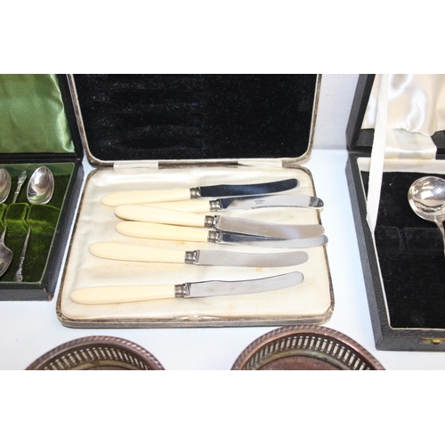 1061 - Qty of vintage and later silver-plated items to incl some boxed flatware and candlesticks