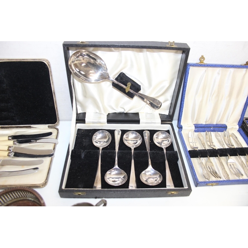 1061 - Qty of vintage and later silver-plated items to incl some boxed flatware and candlesticks