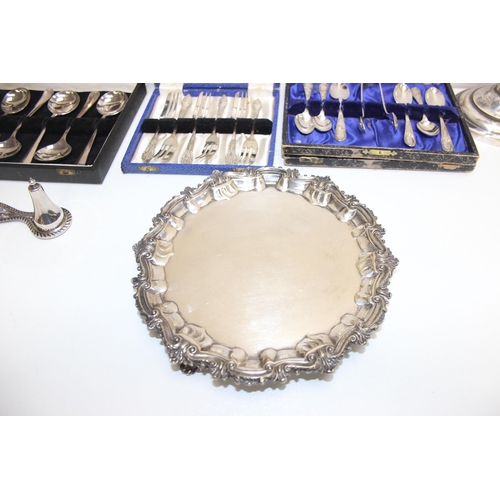 1061 - Qty of vintage and later silver-plated items to incl some boxed flatware and candlesticks