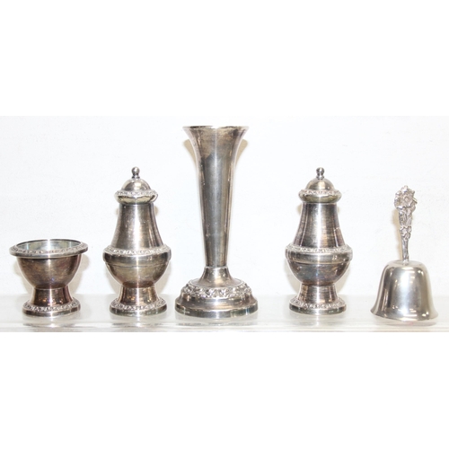 1064 - A qty of assorted antique and later silver plated, pewter and other metalware items to inc tankards ... 