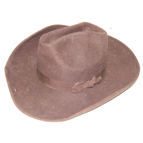 209 - Assorted vintage hats to incl bowler