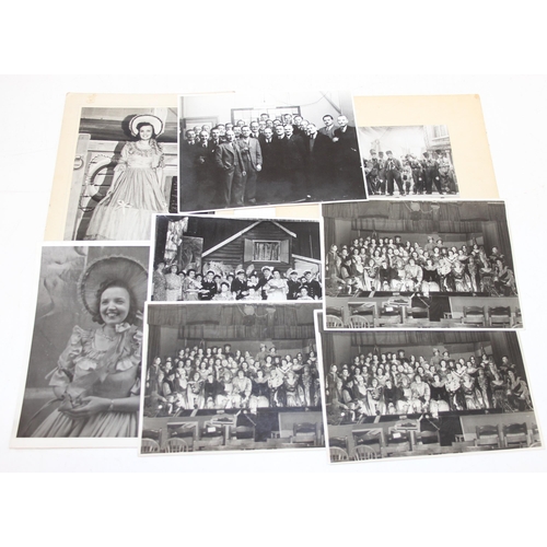 530 - A large qty of assorted photographs and ephemera, some WW2 related military pieces