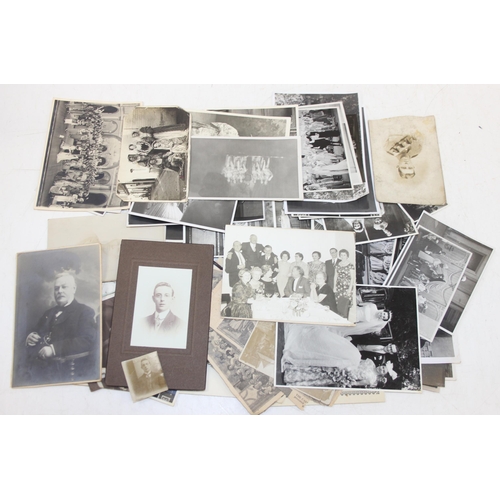 530 - A large qty of assorted photographs and ephemera, some WW2 related military pieces