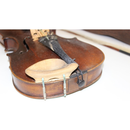 728 - A vintage violin and bow in case, both the violin and bow seemingly unmarked, approx 60cm in total l... 