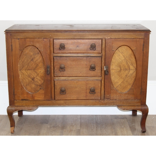 111 - A vintage oak sideboard with 3 drawers flanked by 2 cupboards, early 20th century, approx 121cm wide... 