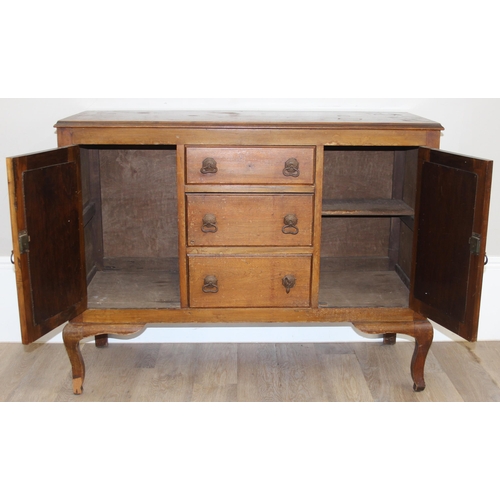 111 - A vintage oak sideboard with 3 drawers flanked by 2 cupboards, early 20th century, approx 121cm wide... 