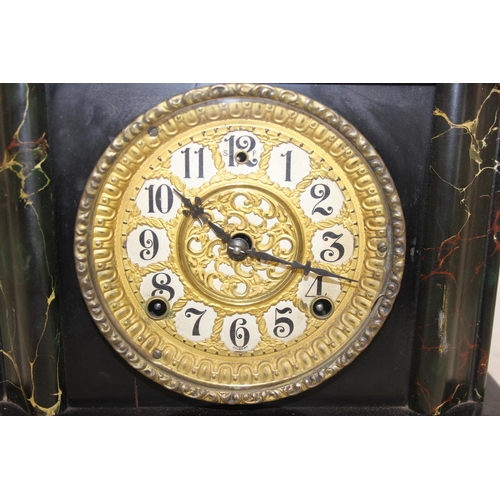 1328 - Antique wooden American made Gilbert mantel clock in black slate effect with cast metal feet, with p... 