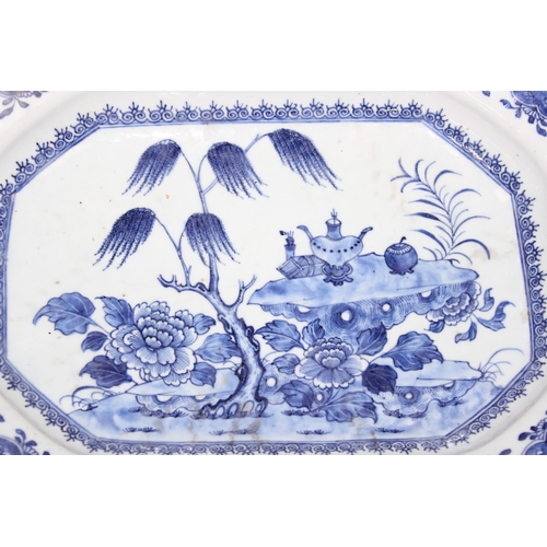 1403 - A Chinese export porcelain blue and white meat plate, likely late 18th or early 19th century, approx... 