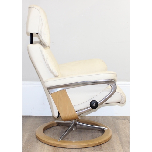 33 - Stressless Ekornes leather recliner chair in cream, approx 84cm x 73cm x 102cm