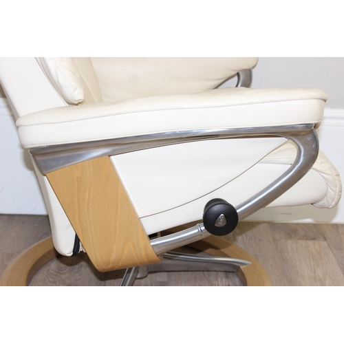 33 - Stressless Ekornes leather recliner chair in cream, approx 84cm x 73cm x 102cm