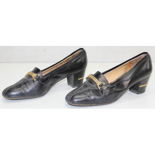 215 - Pair of vintage Gucci low-heeled navy blue leather chain-link ladies' court shoes, marked '37' on th... 