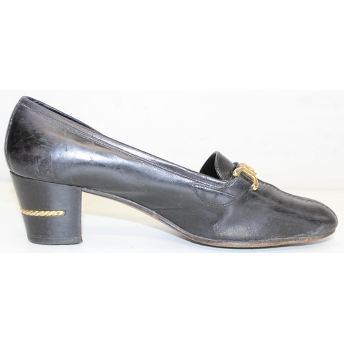 215 - Pair of vintage Gucci low-heeled navy blue leather chain-link ladies' court shoes, marked '37' on th... 