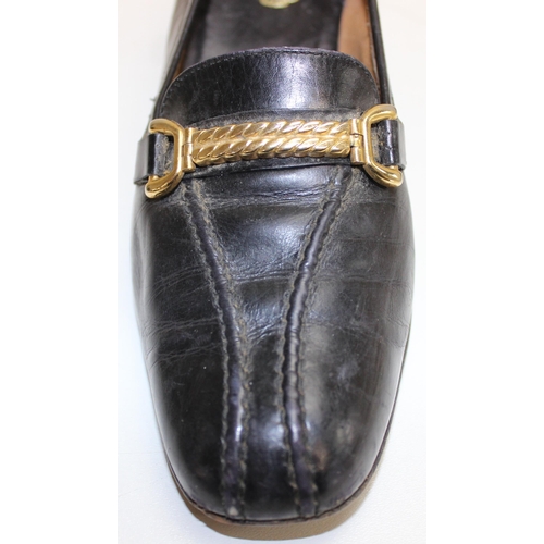 215 - Pair of vintage Gucci low-heeled navy blue leather chain-link ladies' court shoes, marked '37' on th... 