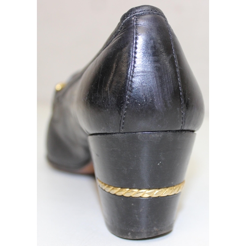 215 - Pair of vintage Gucci low-heeled navy blue leather chain-link ladies' court shoes, marked '37' on th... 