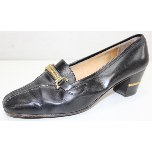 215 - Pair of vintage Gucci low-heeled navy blue leather chain-link ladies' court shoes, marked '37' on th... 