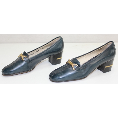 216 - Pair of vintage Gucci low-heeled black leather chain-link ladies' court shoes, marked '38' on the so... 