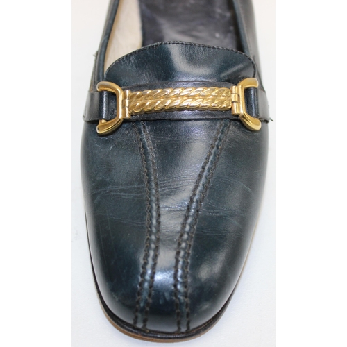 216 - Pair of vintage Gucci low-heeled black leather chain-link ladies' court shoes, marked '38' on the so... 