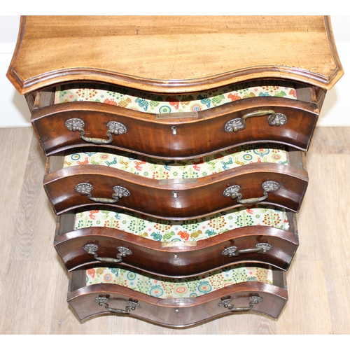 75 - A Georgian style small mahogany serpentine 4 drawer chest of drawers, likely early 20th century, app... 