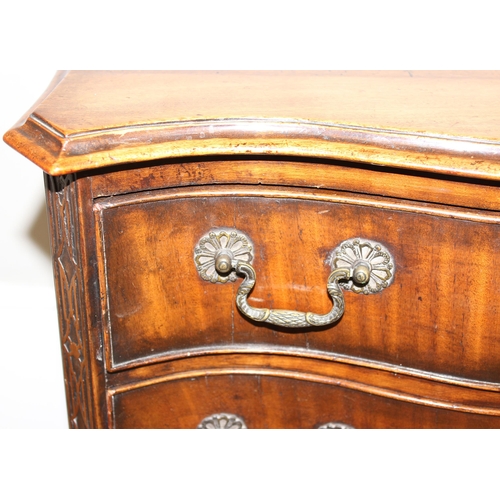 75 - A Georgian style small mahogany serpentine 4 drawer chest of drawers, likely early 20th century, app... 