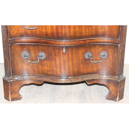 75 - A Georgian style small mahogany serpentine 4 drawer chest of drawers, likely early 20th century, app... 