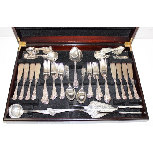 1099R - An extensive vintage canteen of Sheffield silver-plated Kings pattern cutlery in box, near complete