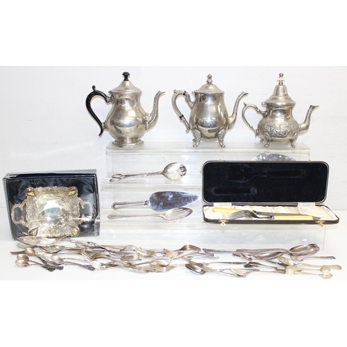 1099U - A large qty of assorted silver plated and other metalware items to inc boxed cutlery, silver plated ... 