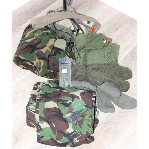 1372 - Mixed lot of 20th century military camouflage clothing, with crest for the Armed Forces Pension Serv... 