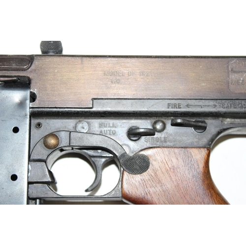 1374 - A good quality replica of an American Thompson machine gun model 1921 with stick and drum magazines,... 