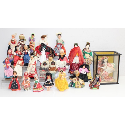 638 - Qty of assorted vintage dolls in traditional world dress, to inc a boxed Geisha doll