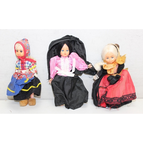 638 - Qty of assorted vintage dolls in traditional world dress, to inc a boxed Geisha doll