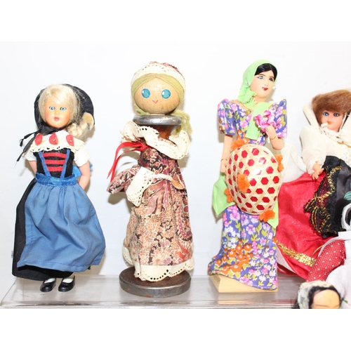 638 - Qty of assorted vintage dolls in traditional world dress, to inc a boxed Geisha doll