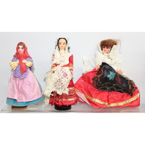 638 - Qty of assorted vintage dolls in traditional world dress, to inc a boxed Geisha doll