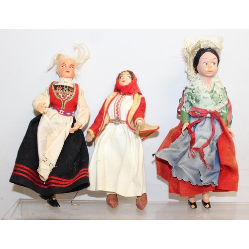 638 - Qty of assorted vintage dolls in traditional world dress, to inc a boxed Geisha doll