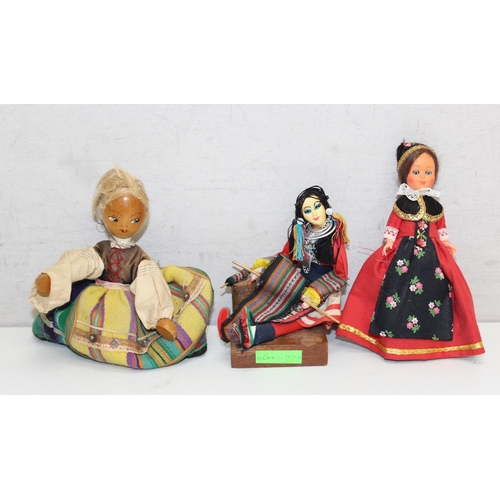 638 - Qty of assorted vintage dolls in traditional world dress, to inc a boxed Geisha doll